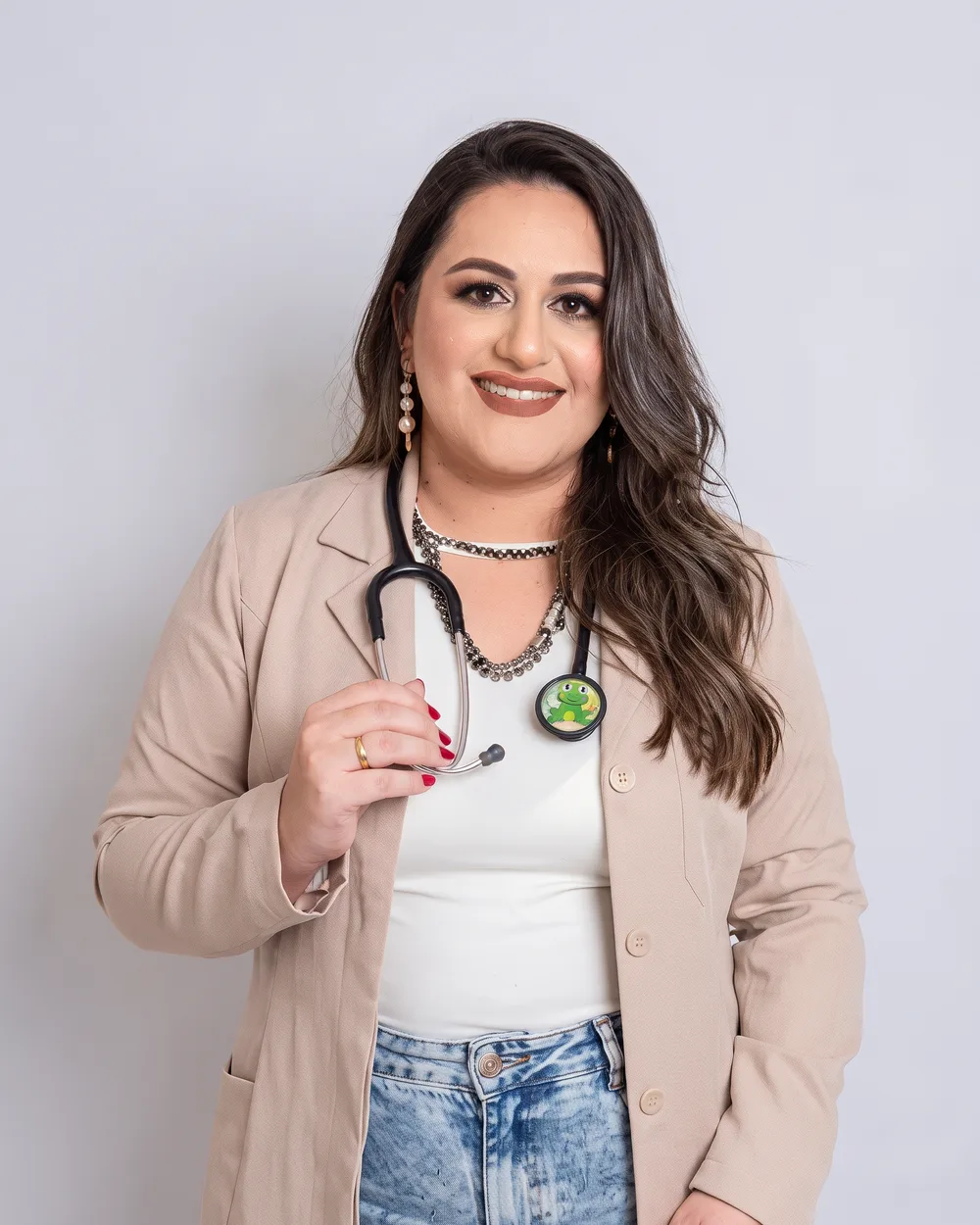 Tatyane Lepore, enfermeira neonatologista, de jaleco e estetoscópio